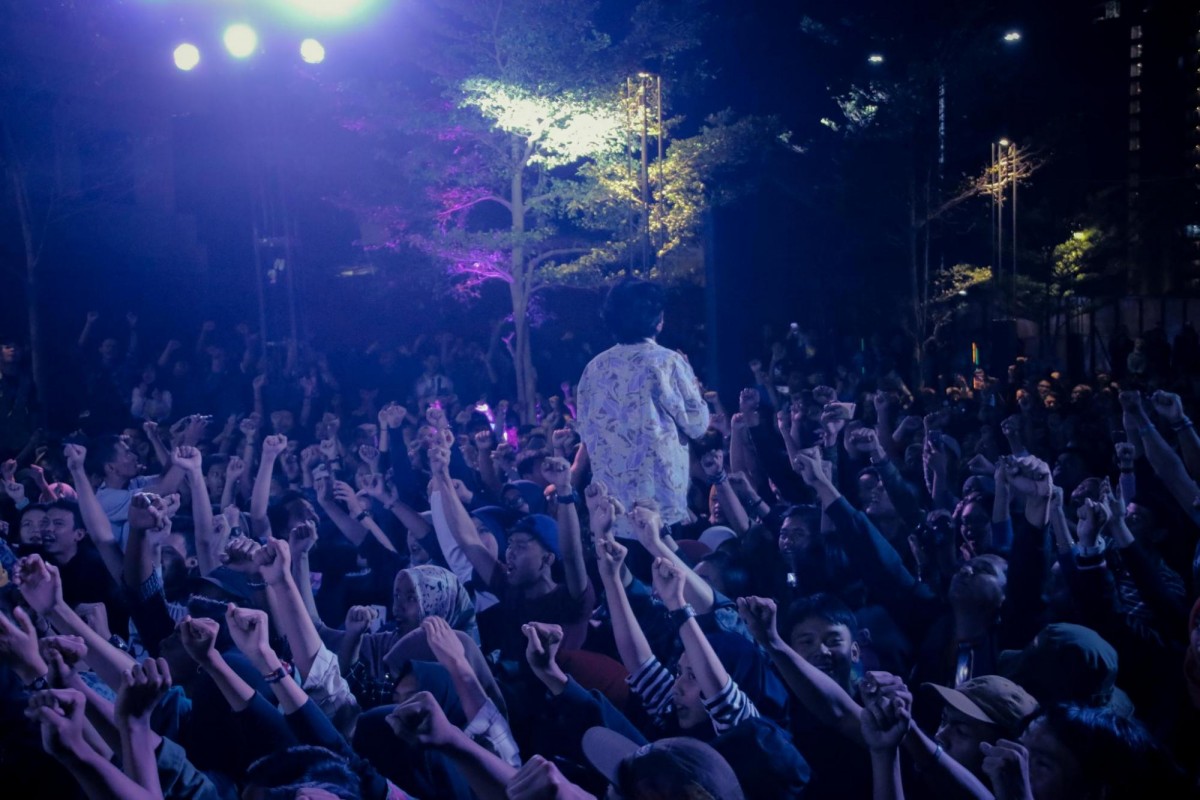 Semua penonton mengangkat tangan saat menyanyikan lagu “Indonesia Pusaka”